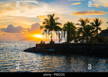 Silhouette von Palmen und Sonnenuntergang in Tahiti. Stockfoto