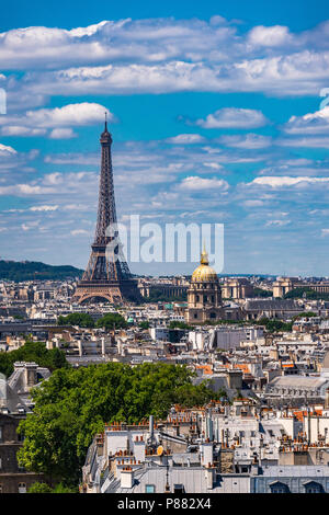 Ein Blick auf den Eiffelturm von der Spitze des Pantheons in Paris, Frankreich Stockfoto