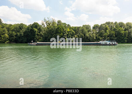 Frachtkahn transportieren von Gütern, vorbei am französischen Fluss Seine, Samois-sur-Seine, Frankreich. Stockfoto