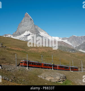 Matterhorn und Zug auf Gornergratbahn, einem 9 km langen Berg Zahnradbahn von Zermatt aus führenden (1604 m), bis zu den Gornergrat (3089 m) Stockfoto