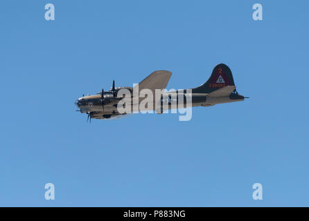 BOSSIER CITY, LA, USA - 5. Mai 2017: Eine Boeing B-17 G Flying Fortress antiken Bomber fliegt über Bossier City auf dem Weg nach Barksdale Air Force Base. Stockfoto