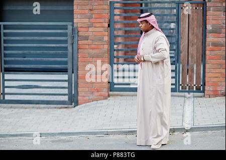 Im Nahen und Mittleren Osten arabischer Mann auf der Straße gegen modernes Gebäude. Stockfoto