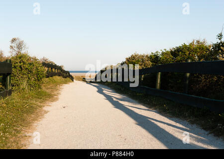 Zandpad met Wattenmeer in Achtergrond; Sandpath mit Wattenmeer im Hintergrund Stockfoto