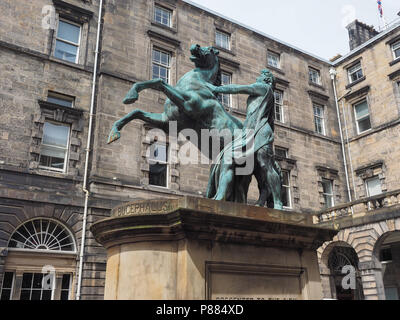 Statue von Alexander dem Großen und seinem Pferd Bucephalus, im Jahre 1884 von dem Bildhauer John Edelstahl in Edinburgh, UK Stockfoto