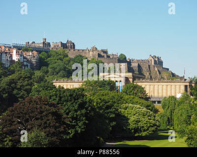 EDINBURGH, Großbritannien - ca. Juni 2018: Der Damm künstlichen Hügel zwischen der neuen und der alten Stadt Stockfoto