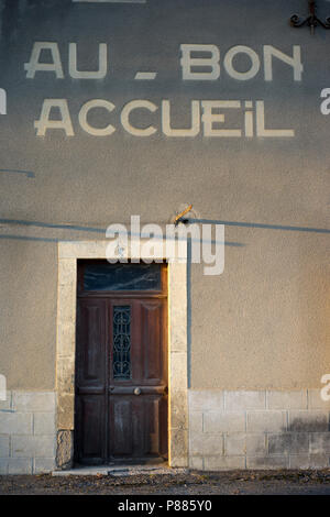 Verlassene Hotel, anscheinend Besucher in Lexos, Teil der Gemeinde Varen, Tarn-et-Garonne, Royal, Frankreich Stockfoto