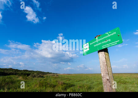 Beschermd Natuurmonument Zeichen im Frühjahr Stockfoto