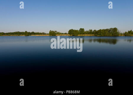 Uitzicht über waterplas met Baume aan overkant; Blick auf See mit Bäumen auf der anderen Seite Stockfoto