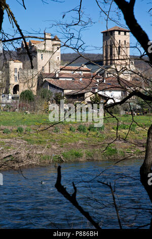 Die schöne mittelalterliche Dorf von Varen, Tarn-et-Garonne, Royal, Frankreich, von der gegenüberliegenden Seite der Fluss Aveyron, im Departement Tarn Stockfoto