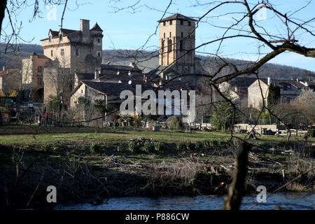 Die schöne mittelalterliche Dorf von Varen, Tarn-et-Garonne, Royal, Frankreich, von der gegenüberliegenden Seite der Fluss Aveyron, im Departement Tarn Stockfoto