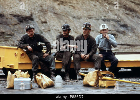 Gruppe von Bergarbeitern Warten zu gehen auf die 4:00 Uhr bis 24:00 Uhr Verschiebung an der Virginia-Pocahontas Coal Company Mine #4 in der Nähe von Richlands, Virginia April 1974 zu arbeiten Stockfoto