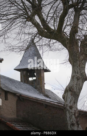 Kirche und Glockenturm hinter der silbernen Birke im Winter im Dörfchen St Martial, in der Ortschaft Varen, Tarn-et-Garonne, Royal, Frankreich Stockfoto