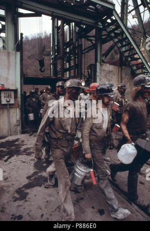 Bergleute, die nur an der Oberfläche von Virginia-Pocahontas Coal Company Mine #4 in der Nähe von Richlands, Virginia April 1974 zurück. Stockfoto