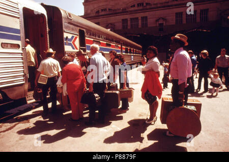 Amtrak-Zug an der Union Station in Kansas City, Missouri, wird an Bord von Passagieren gebunden nach New York City, Juni 1974 Stockfoto