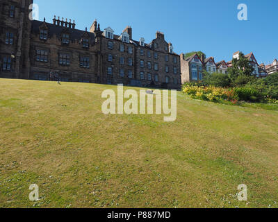 EDINBURGH, Großbritannien - ca. Juni 2018: Der Damm künstlichen Hügel zwischen der neuen und der alten Stadt Stockfoto