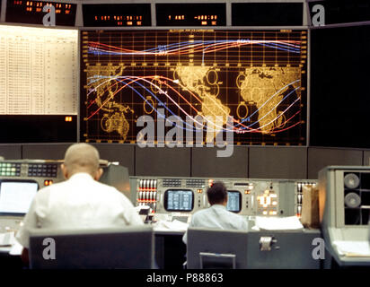 Blick auf den Bildschirm an der Vorderseite des Mission Control Center während der Gemini-5 Raumfahrt Stockfoto