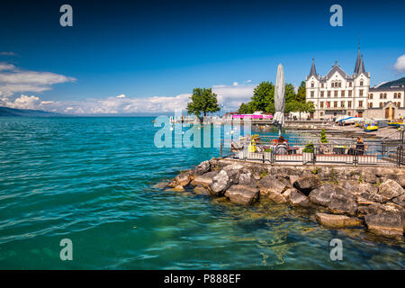 VEVEY, SCHWEIZ - 31. Mai, 2018 - Park in der Nähe von Vevey Montreux mit Schweizer Alpen im Hintergrund, in der Schweiz, in Europa. Stockfoto