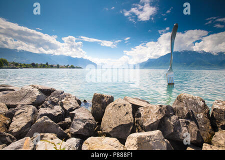 VEVEY, SCHWEIZ - 31. Mai, 2018 - Strandpromenade in Vevey Stadt in der Nähe von Montreux mit Schweizer Alpen im Hintergrund, in der Schweiz, in Europa. Stockfoto