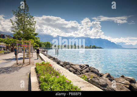 VEVEY, SCHWEIZ - 31. Mai, 2018 - Strandpromenade in Vevey Stadt in der Nähe von Montreux mit Schweizer Alpen im Hintergrund, in der Schweiz, in Europa. Stockfoto