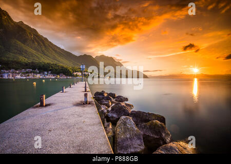 Sonnenuntergang am Hafen Wallis Stadt mit Schweizer Alpen in der Nähe von Montreux, Schweiz, Europa. Stockfoto