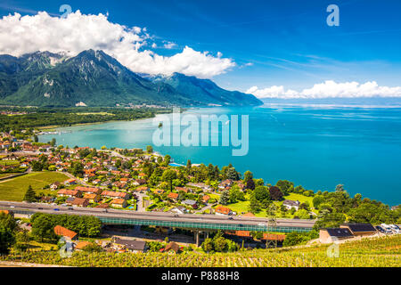 Panorama Ansicht von Villeneuve Stadt mit Schweizer Alpen, den Genfer See und Weinberg auf Lavaux, Kanton Waadt, Schweiz, Europa. Stockfoto