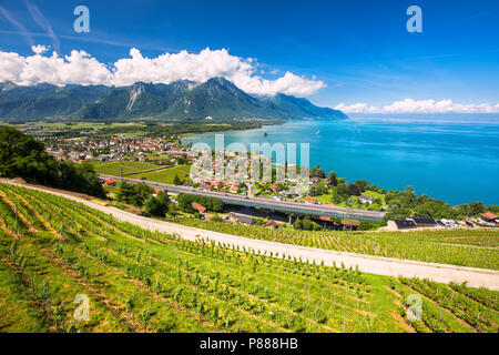 Panorama Ansicht von Villeneuve Stadt mit Schweizer Alpen, den Genfer See und Weinberg auf Lavaux, Kanton Waadt, Schweiz, Europa. Stockfoto