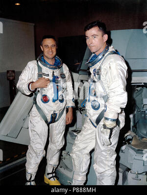 Die Gemini-Titan 3 prime Crew, Astronauten Virgil Grissom I (links), Befehl Pilot, und John W. Young, Pilot, sind während des Fluges simulation Test Tätigkeit gezeigt Stockfoto