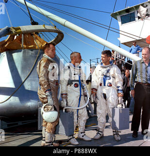 Die Crew der erste bemannte Apollo Raumfahrt, ApolloSaturn (AS) Mission 204, wird an Bord der NASA-Schiff Retriever (MVR) in Vorbereitung auf die Apollo Wasser egress Training geeignet. Stockfoto