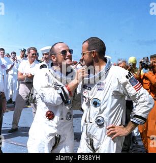 Astronauten Charles Conrad Jr tweaks Astronaut L. Gordon Cooper's 8-tag Wachstum von Bart für die Kameraleute während an Bord des Prime recovery Behälter nach ihren Gemini-5 Flug Stockfoto