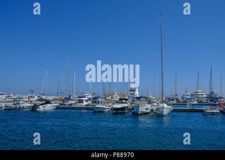 Limassol, Zypern - 29. Juni 2018: Blick auf den Yachthafen mit blauem Himmel und günstig Yachten und Boote Stockfoto