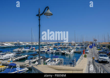 Limassol, Zypern - 29. Juni 2018: Blick auf den Yachthafen mit blauem Himmel und günstig Yachten und Boote Stockfoto