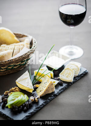 Käse Brot und Wein tapas Teller am Tisch im Restaurant einstellen Stockfoto