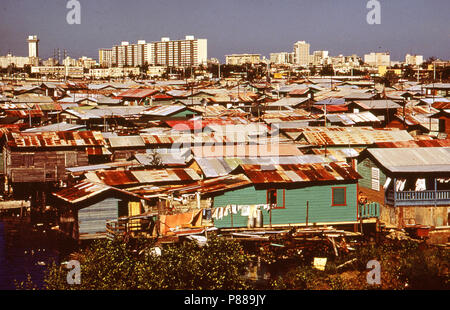 Moderne Gebäude, Turm in den Baracken überfüllt Entlang der Martin Pena Canal Februar 1973 San Juan, Puerto Rico Stockfoto