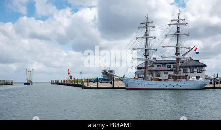 Segelschiff Aphrodite im alten Hafen von Oudeschild Stockfoto