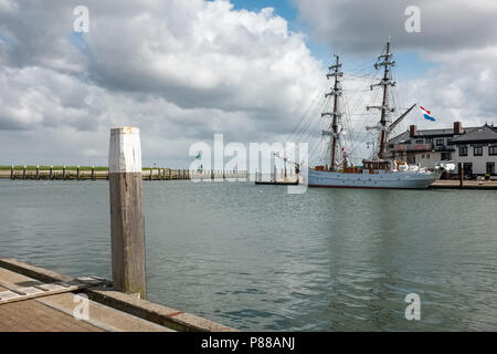 Segelschiff Aphrodite beherbergte im alten Hafen von Oudeschild, Stockfoto