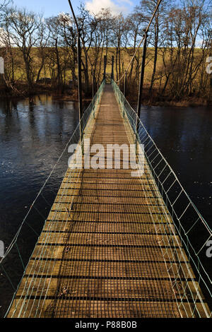 Fußweg über den Fluss Eamont auf der Dalemain Immobilien in der Nähe von Penrith, Pooley Bridge und Ullswater. Stockfoto