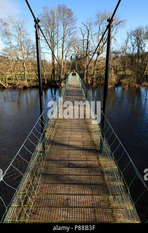 Fußweg über den Fluss Eamont auf der Dalemain Immobilien in der Nähe von Penrith, Pooley Bridge und Ullswater. Stockfoto