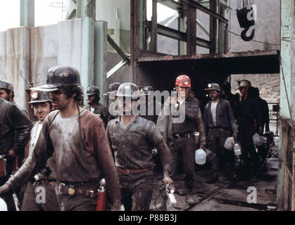 Erste Schicht der Bergleute an der Virginia-Pocahontas Coal Company Mine #4 in der Nähe von Richlands, Virginia, Verlassen der Aufzug April 1974 Stockfoto