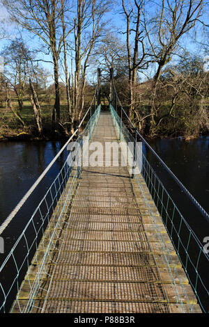 Fußweg über den Fluss Eamont auf der Dalemain Immobilien in der Nähe von Penrith, Pooley Bridge und Ullswater. Stockfoto