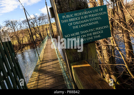 Fußweg über den Fluss Eamont auf der Dalemain Immobilien in der Nähe von Penrith, Pooley Bridge und Ullswater. Stockfoto