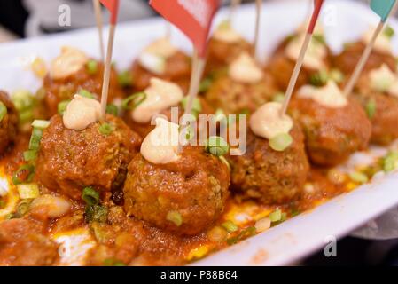 Mouthwatering bin eatless "Unmöglich Burger Hackbällchen in Tomatensauce mit einem Hauch von Mayonnaise auf die Oberseite mit Zahn nimmt als Vorspeise in den USA zu teilen. Stockfoto