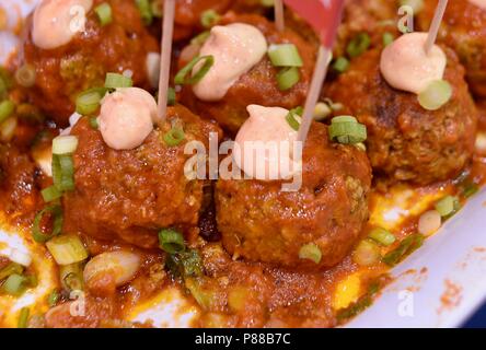 Mouthwatering bin eatless "Unmöglich Burger Hackbällchen in Tomatensauce mit einem Hauch von Mayonnaise auf die Oberseite mit Zahn nimmt als Vorspeise in den USA zu teilen. Stockfoto