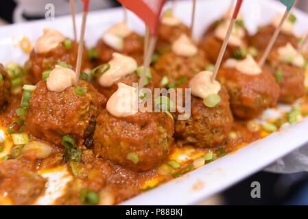 Mouthwatering bin eatless "Unmöglich Burger Hackbällchen in Tomatensauce mit einem Hauch von Mayonnaise auf die Oberseite mit Zahn nimmt als Vorspeise in den USA zu teilen. Stockfoto