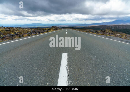 Auf der Straße im Tongariro National Park, Neuseeland Stockfoto