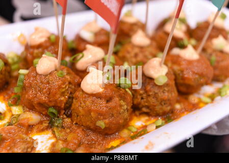 Mouthwatering bin eatless "Unmöglich Burger Hackbällchen in Tomatensauce mit einem Hauch von Mayonnaise auf die Oberseite mit Zahn nimmt als Vorspeise in den USA zu teilen. Stockfoto