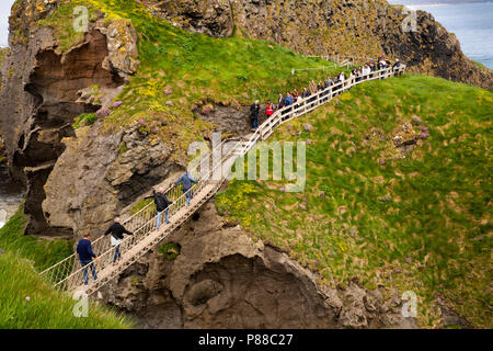 Großbritannien, Nordirland, Co Antrim, Armagh, Carrick-a-Rede rope bridge Besucher auf der Insel Stockfoto