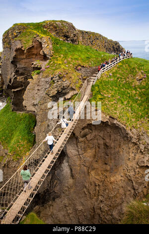 Großbritannien, Nordirland, Co Antrim, Armagh, Carrick-a-Rede rope bridge Besucher auf der Insel Stockfoto