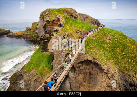 Großbritannien, Nordirland, Co Antrim, Armagh, Carrick-a-Rede rope bridge Besucher auf der Insel Stockfoto