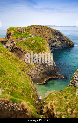 Großbritannien, Nordirland, Co Antrim, Armagh, Carrick-a-Rede rope bridge Besucher auf der Insel Stockfoto