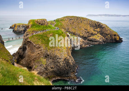 Großbritannien, Nordirland, Co Antrim, Armagh, Carrick-a-Rede rope bridge Besucher auf der Insel Stockfoto